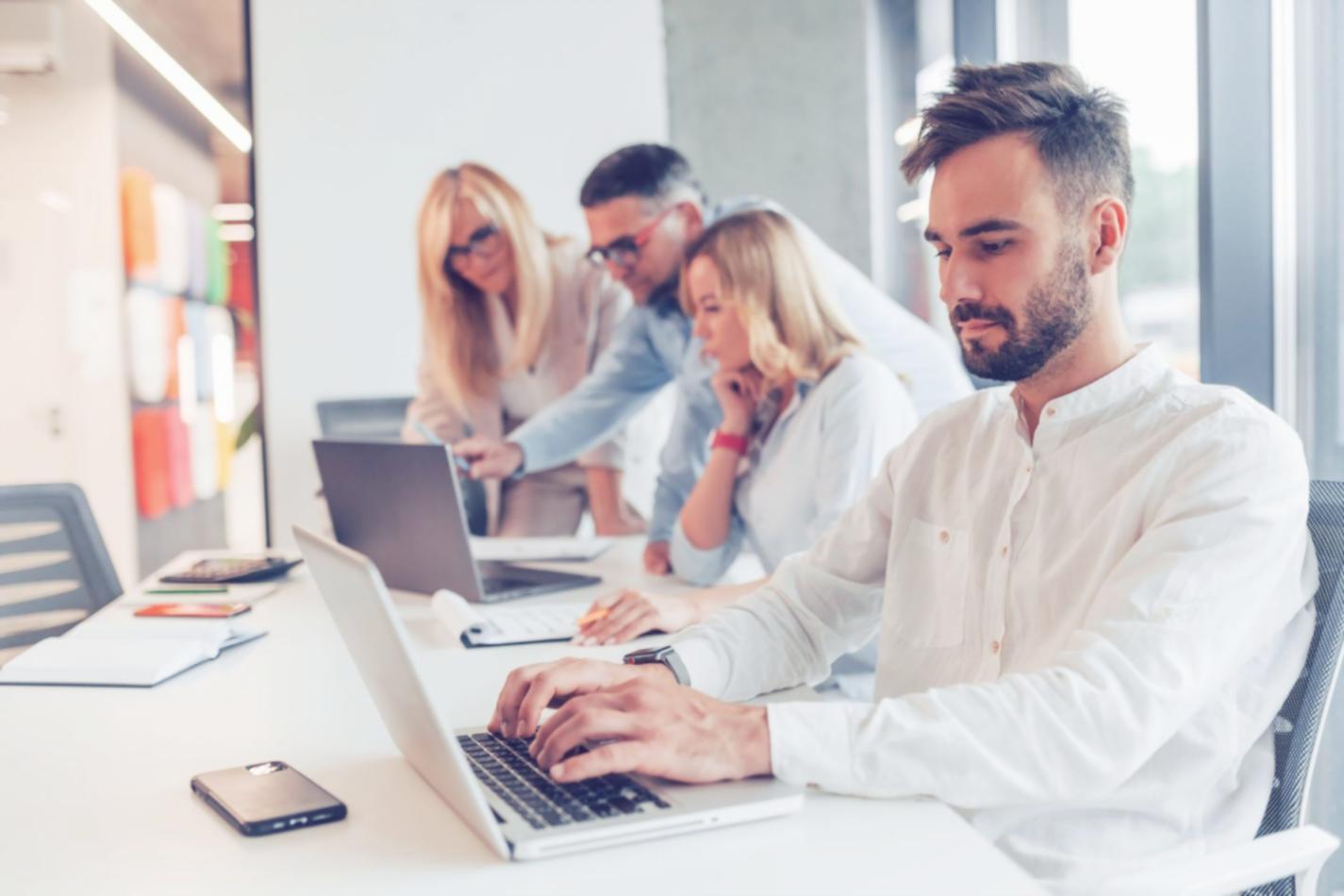 Análisis financiero profesional en reunión empresarial