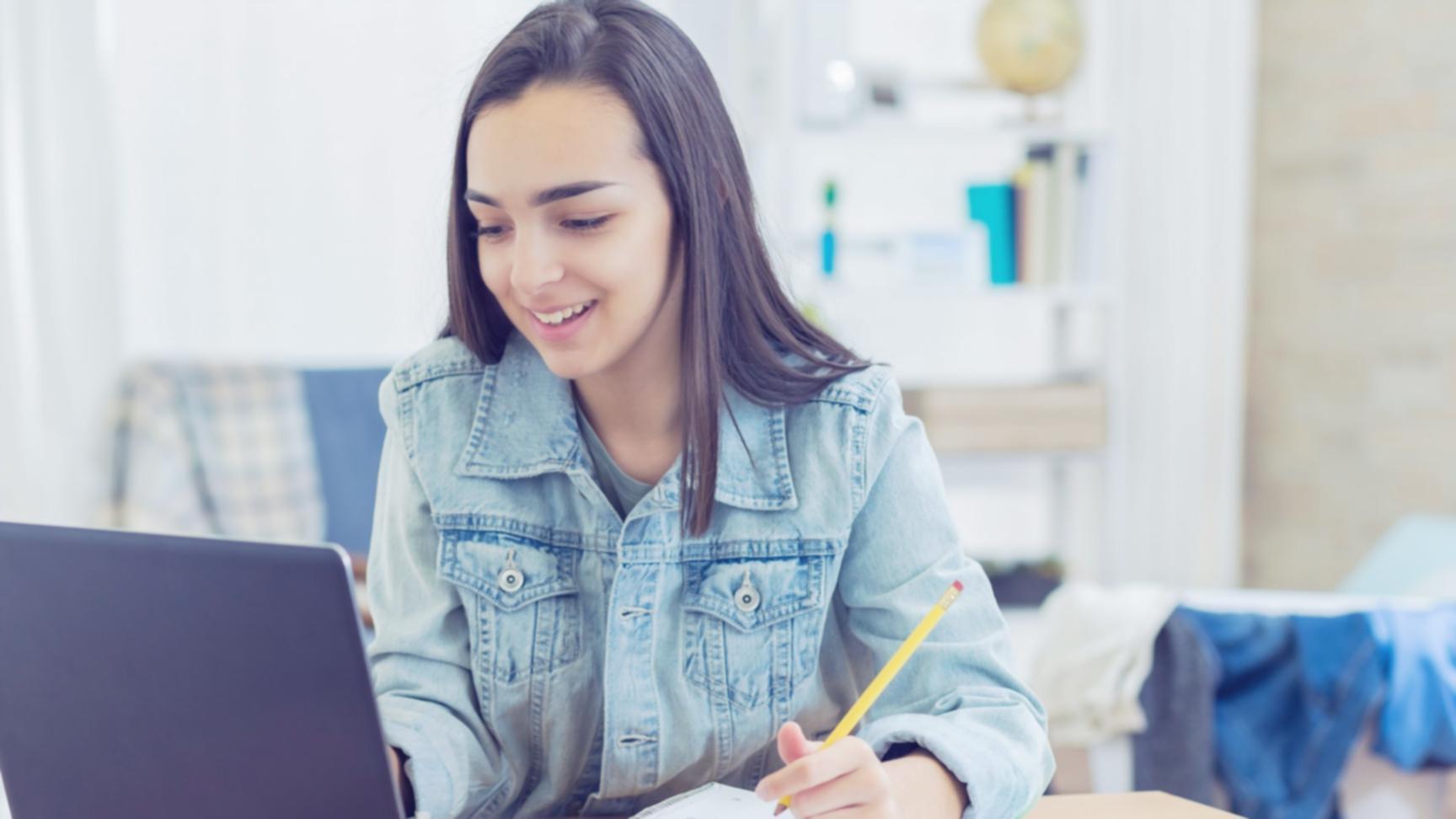 Sesión de análisis financiero con documentos y calculadora