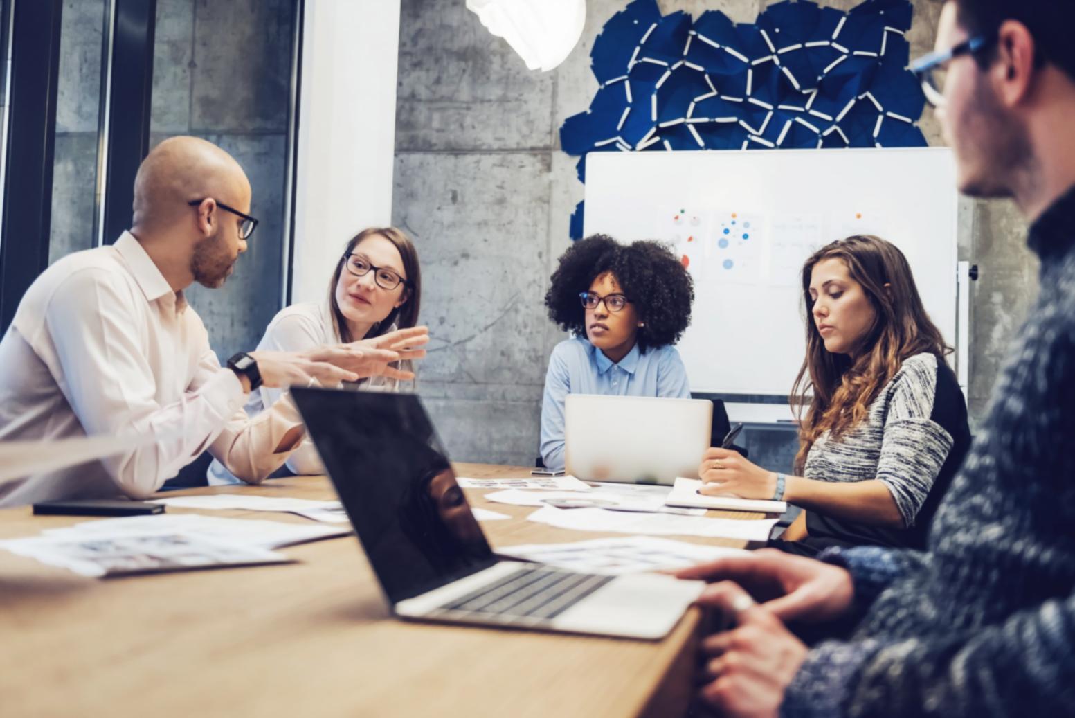 Profesional analizando datos financieros en entorno empresarial moderno