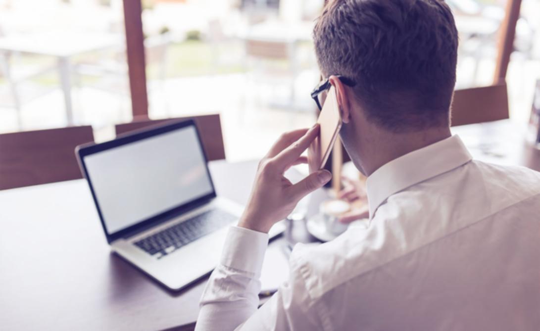 Sesión de planificación estratégica con datos financieros reales