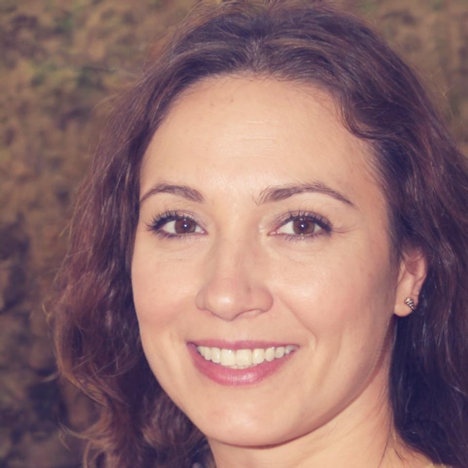 Instructora especializada en finanzas corporativas y gestión empresarial